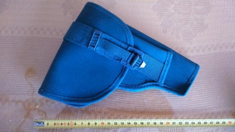 Vendo las fundas de la fotos. Son de cuero de buena calidad, y otras de cordura. Sirven para revólveres 52