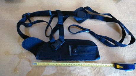 Vendo las fundas de la fotos. Son de cuero de buena calidad, y otras de cordura. Sirven para revólveres 50