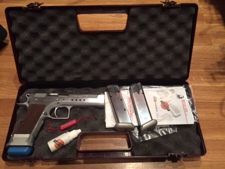 Vendo por no usar Tanfoglio  Limited 9mm par. Tres cargadores y caja original. La compré nueva y solamente 01