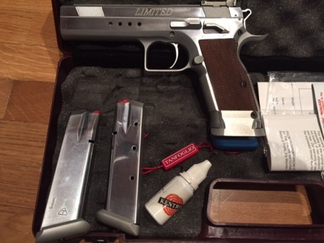 Vendo por no usar Tanfoglio  Limited 9mm par. Tres cargadores y caja original. La compré nueva y solamente 00
