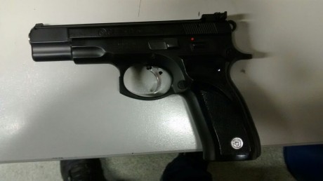 Vendo cz75b+ carro 22, vendo por tener una STI y no usar la CZ, esta impecable y va con las siguientes 01