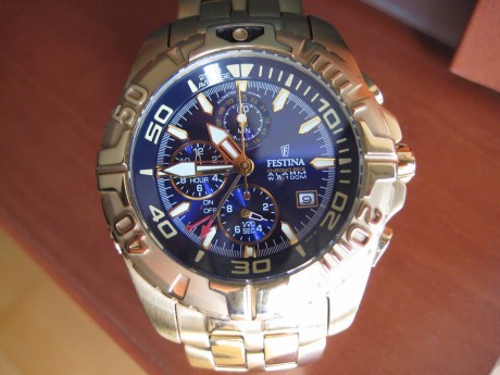 Vendo reloj FESTINA de acero inoxidable, dorado, con cronometro y alarma, sumergible 100 metros, muy robusto 01