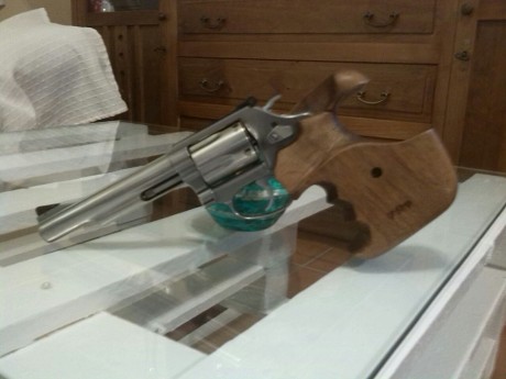 Vendo Revolver S&W Modelo 60 Calibre 38/357
En muy buen estado.
Cachas anatómicas.
Precio 300 euros 02