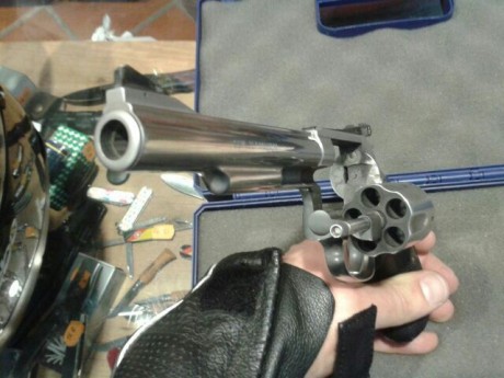 Vendo Revolver S&W Modelo 60 Calibre 38/357
En muy buen estado.
Cachas anatómicas.
Precio 300 euros 01