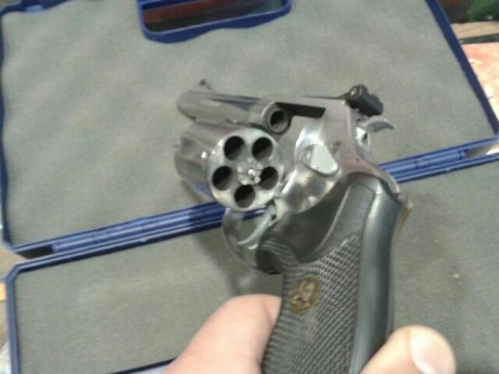 Vendo Revolver S&W Modelo 60 Calibre 38/357
En muy buen estado.
Cachas anatómicas.
Precio 300 euros 00