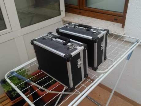 vendo dos maletas de aluminio para elementos del tiro ( auriculares, visor, munición...)
son de  tamaño 00