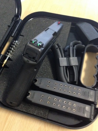 Hola. Por pasarme a una shadow pongo en venta mi glock 17, tiene un año y unos 600 disparos, esta impoluta. 11