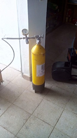 vendo esta botella que no se fijo si es de 10 o de 8 litros , no esta timbrada pues era de uso particular 00