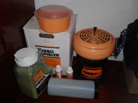 Hola a todos,

pongo a la venta: 

1 dosificador de polvora marca Lee 
1 Turbo tumbler Lyman con sus dos 11