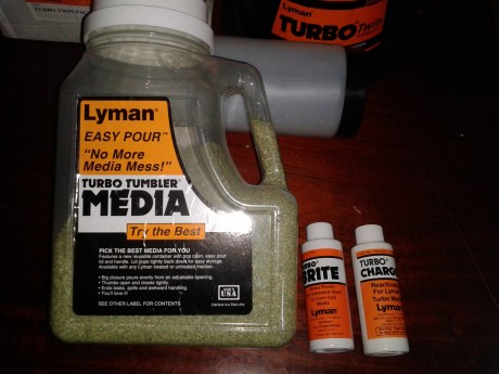 Hola a todos,

pongo a la venta: 

1 dosificador de polvora marca Lee 
1 Turbo tumbler Lyman con sus dos 10