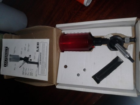 Hola a todos,

pongo a la venta: 

1 dosificador de polvora marca Lee 
1 Turbo tumbler Lyman con sus dos 20