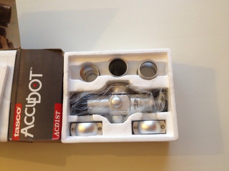Visor Tasco Accudot, punto rojo, aumento1x30. Color plata por 25€. Sin estrenar con su caja original. 00