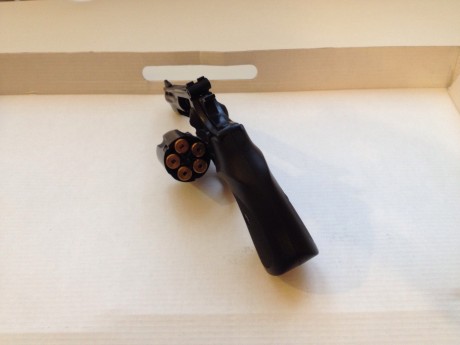 Revolver ME 38 Magnum, sistema BACS, calibre 4,5mm, color negro. Con bomba de carga y seis cartuchos de 00