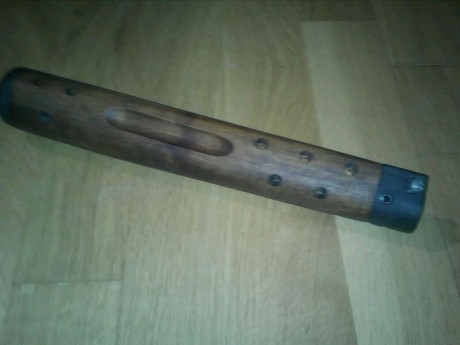 Vendo el guardamanos original de madera, no esta barnizado ni presenta roturas en la madera.

Precio con 00
