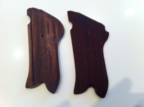 Se venden estos dos juegos de cachas, uno de ellos es el modelo VOPO original y en muy buen estado y el 11