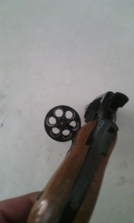 en venta un revolver llama en muy buen estado, pocos disparos, tambor para 6 cartuchos del calibre 38.
su 01