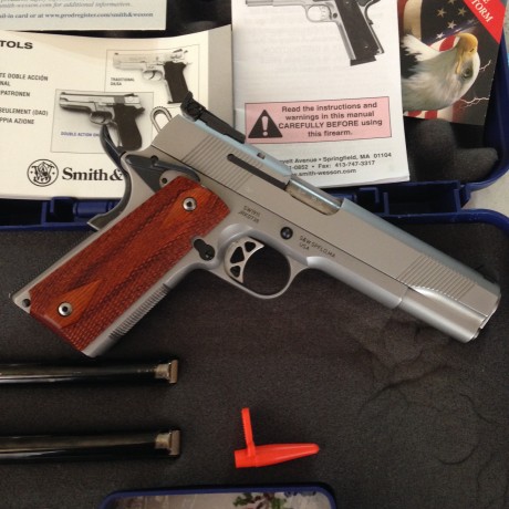 VENDO Smith and Wesson 1911 45, la pistola esta como nueva, no tiene ni golpes ni arañazos propios del 01