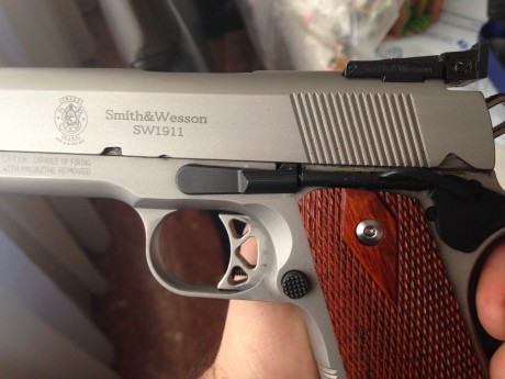 VENDO Smith and Wesson 1911 45, la pistola esta como nueva, no tiene ni golpes ni arañazos propios del 00