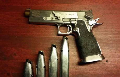 Excelente arma para la categoria de Standard en IPSC .

Lista para competir!!!!

Cuatro cargadores , 1900 01