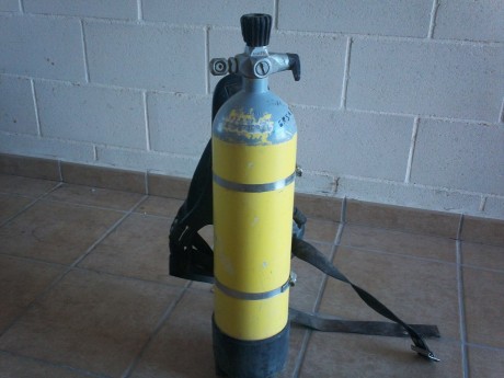 vendo botella de buceo de 6 litros y 300 bares de presion,con griferia,soporte y arnes,hay que pasarle 01