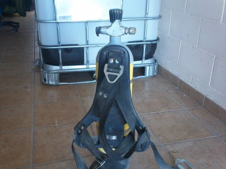 vendo botella de buceo de 6 litros y 300 bares de presion,con griferia,soporte y arnes,hay que pasarle 00