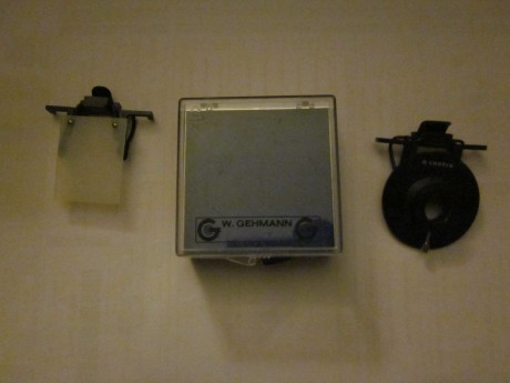 Hola.
Pongo a la venta estos dos accesorios para gafas 
un Diopter de la marca Gehmann, está usado pero 00