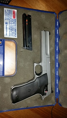 Hola haciendo hueco en el armero vendo pistola calibre 22 6" Smith & Wesson con dos cargadores 20