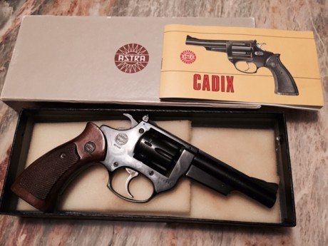 Vendo revolver Astra Cadix 22 LR  Ideal para iniciarse en el tiro. Funciona perfectamente. Se vende por 00
