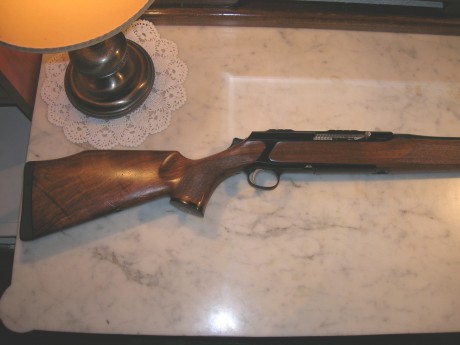 Rifle de alta gama, culata y guardamanos en madera grado 4, alza y punto de mira de alto contraste, cerrojo 01