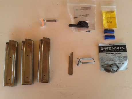 Vendo los siguientes artículos:

-3 cuerpos de cargador SPS, de 140mm, calibre .40,  a 35 portes cada 00