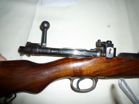 Preparado para el tiro, con dioptero y tunel Lyman, así como gatillo Timney.
Cerrojo pulido y madera al 02