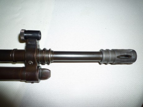 Preparado para el tiro, con dioptero y tunel Lyman, así como gatillo Timney.
Cerrojo pulido y madera al 01