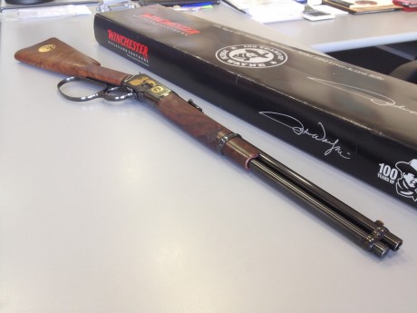 Winchester 92 Conmemorativo 100 años John Wayne: 1.907 - 2007.
  EXCLUSIVO y ÚNICO en España.  

Calibre 31