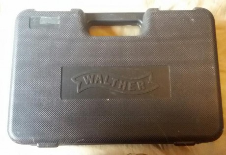 Se venden dos maletines de arma corta. Estan en buen estado. El precio seria 15 euros cada uno. Uno seria 02