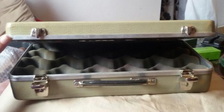 Se venden dos maletines de arma corta. Estan en buen estado. El precio seria 15 euros cada uno. Uno seria 01