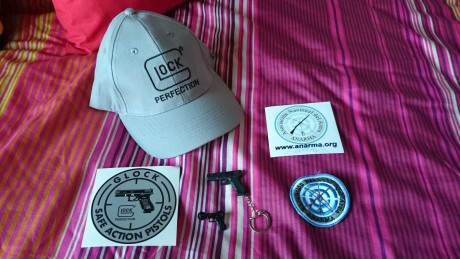 Este pack incluye:

Gorra original de Glock
Pegatina de Glock
Llavero de una glock 17
Pin de una glock 00