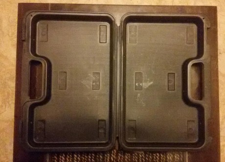 Se venden dos maletines de arma corta. Estan en buen estado. El precio seria 15 euros cada uno. Uno seria 20