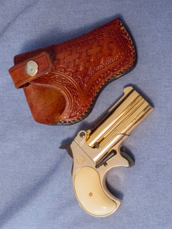 Vendo esta preciosidad, una Derringer fabricada por Rohm (Alemana) en 9mm RK de mi coleccion personal.
Acabado 32