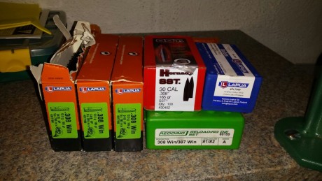 Pues por a ver vendido el rifle vendo el siguiente material:

Dais readding  serie A triple  con dai de 00