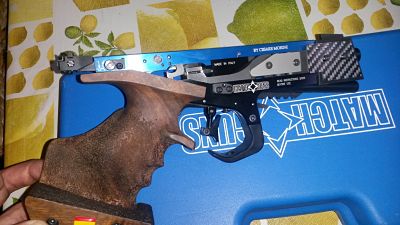 Pues eso , vendo mach gun del calibre 32 impecable , tiene cacha talla L , es del 2013 y la doy con maletín 01