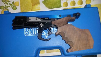 Pues eso , vendo mach gun del calibre 32 impecable , tiene cacha talla L , es del 2013 y la doy con maletín 00