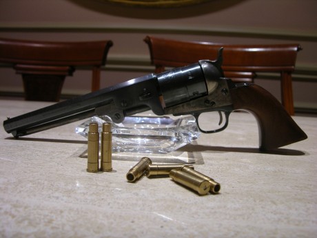 compraria revolver 1851 navy de pietta brocock sistema de air bacs cal 5,5, el revolver es latonado, o 10