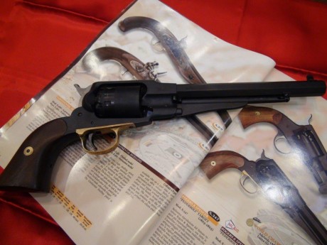 Hola un compañero vende las siguientes piezas:

Rifle Mortimer de lujo modelo L-239 de Pedersoli
Cal. 00