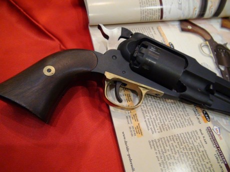 Hola un compañero vende las siguientes piezas:

Rifle Mortimer de lujo modelo L-239 de Pedersoli
Cal. 10