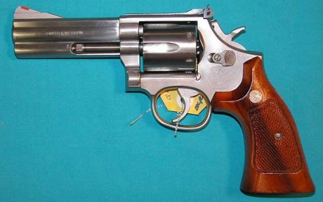 Buenas busco específicamente este revólver. El de 4 pulgadas con cachas de madera.

Mandad privado o aquí 00