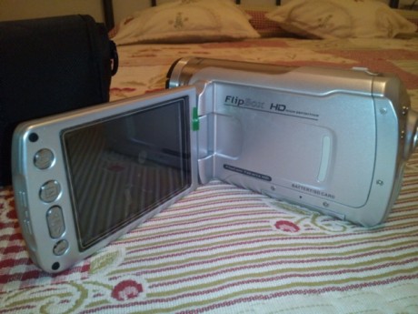 Hola, vendo video-camara en perfecto estado. No ha sido usada.
Tiene 8 Gb disco duro y ranura para tarjeta 11