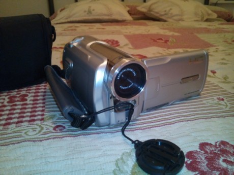 Hola, vendo video-camara en perfecto estado. No ha sido usada.
Tiene 8 Gb disco duro y ranura para tarjeta 10