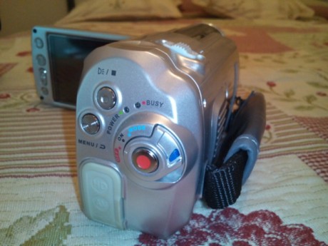 Hola, vendo video-camara en perfecto estado. No ha sido usada.
Tiene 8 Gb disco duro y ranura para tarjeta 20