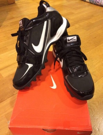 Hola Compis,
Hace unos días recibí unas NIKE LAND SHARK LEGACY del número 45 y me van pequeñas.
Resulta 01