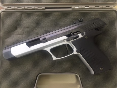 Hola vendo pistola checa CZ 122 SORT 6", calibre .22 LR, capacidad 10+1, 2 cargadores, el arma es 01